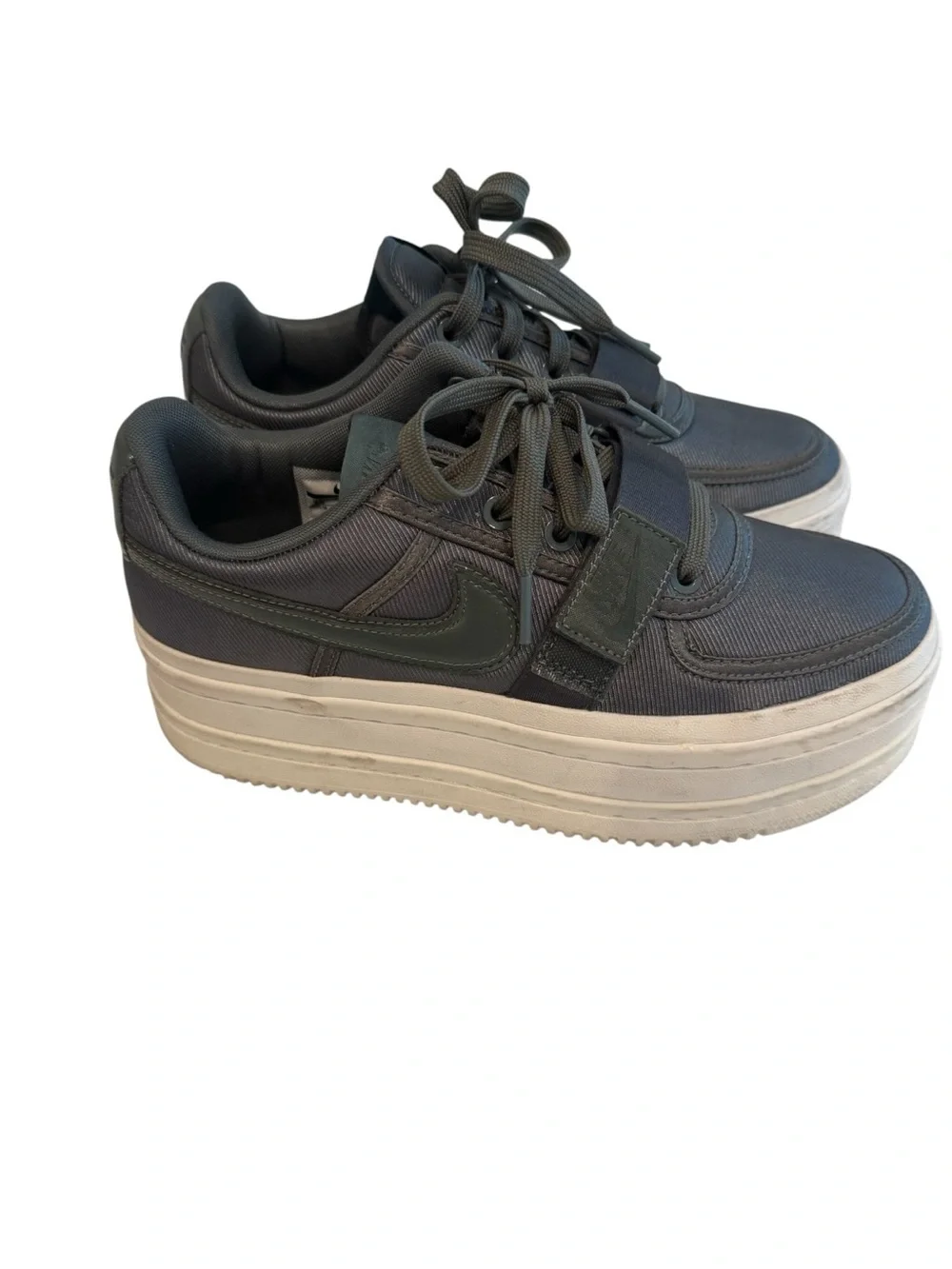 Nike Women’s Platform Sneakers army green with White Sole